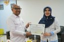 Senator Lia Istifhama menerima piagam penghargaan dari Rektor UINSA Prof. Akh. Muzakki usai menyampaikan materi tentang demokrasi substansial di Kampus Gunung Anyar, Surabaya. (Foto Dok Ho/RadarBangsa.co.id)