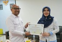 Senator Lia Istifhama menerima piagam penghargaan dari Rektor UINSA Prof. Akh. Muzakki usai menyampaikan materi tentang demokrasi substansial di Kampus Gunung Anyar, Surabaya. (Foto Dok Ho/RadarBangsa.co.id)