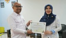 Senator Lia Istifhama menerima piagam penghargaan dari Rektor UINSA Prof. Akh. Muzakki usai menyampaikan materi tentang demokrasi substansial di Kampus Gunung Anyar, Surabaya. (Foto Dok Ho/RadarBangsa.co.id)