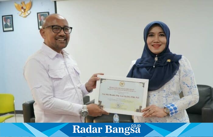 Senator Lia Istifhama menerima piagam penghargaan dari Rektor UINSA Prof. Akh. Muzakki usai menyampaikan materi tentang demokrasi substansial di Kampus Gunung Anyar, Surabaya. (Foto Dok Ho/RadarBangsa.co.id)
