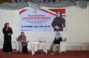 Anggota DPD RI asal Jawa Timur, Dr. Lia Istifhama (berdiri), menyampaikan pentingnya pemenuhan hak dasar pendidikan di tengah era digital dalam kegiatan Penyerapan Aspirasi Masyarakat (Asmas) di Warung Apung Rachmawati, Kabupaten Gresik, Sabtu (18/10/2025). (Foto Dok Ho/RadarBangsa.co.id)