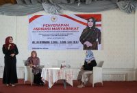 Anggota DPD RI asal Jawa Timur, Dr. Lia Istifhama (berdiri), menyampaikan pentingnya pemenuhan hak dasar pendidikan di tengah era digital dalam kegiatan Penyerapan Aspirasi Masyarakat (Asmas) di Warung Apung Rachmawati, Kabupaten Gresik, Sabtu (18/10/2025). (Foto Dok Ho/RadarBangsa.co.id)