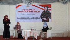 Anggota DPD RI asal Jawa Timur, Dr. Lia Istifhama (berdiri), menyampaikan pentingnya pemenuhan hak dasar pendidikan di tengah era digital dalam kegiatan Penyerapan Aspirasi Masyarakat (Asmas) di Warung Apung Rachmawati, Kabupaten Gresik, Sabtu (18/10/2025). (Foto Dok Ho/RadarBangsa.co.id)