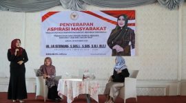 Anggota DPD RI asal Jawa Timur, Dr. Lia Istifhama (berdiri), menyampaikan pentingnya pemenuhan hak dasar pendidikan di tengah era digital dalam kegiatan Penyerapan Aspirasi Masyarakat (Asmas) di Warung Apung Rachmawati, Kabupaten Gresik, Sabtu (18/10/2025). (Foto Dok Ho/RadarBangsa.co.id)