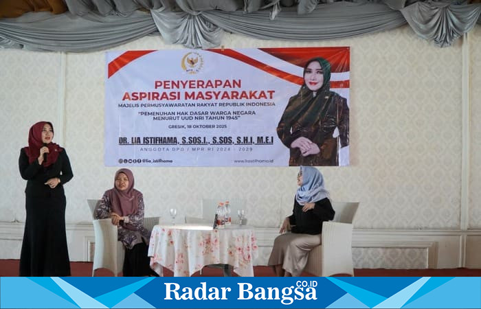 Anggota DPD RI asal Jawa Timur, Dr. Lia Istifhama (berdiri), menyampaikan pentingnya pemenuhan hak dasar pendidikan di tengah era digital dalam kegiatan Penyerapan Aspirasi Masyarakat (Asmas) di Warung Apung Rachmawati, Kabupaten Gresik, Sabtu (18/10/2025). (Foto Dok Ho/RadarBangsa.co.id)