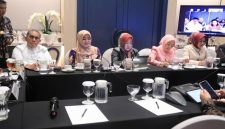 Anggota DPD RI Lia Istifhama (dua dari kanan) bersama sejumlah senator lainnya mengikuti rapat pembahasan rencana Peraturan Presiden (Foto Dok Ho/RadarBangsa.co.id)