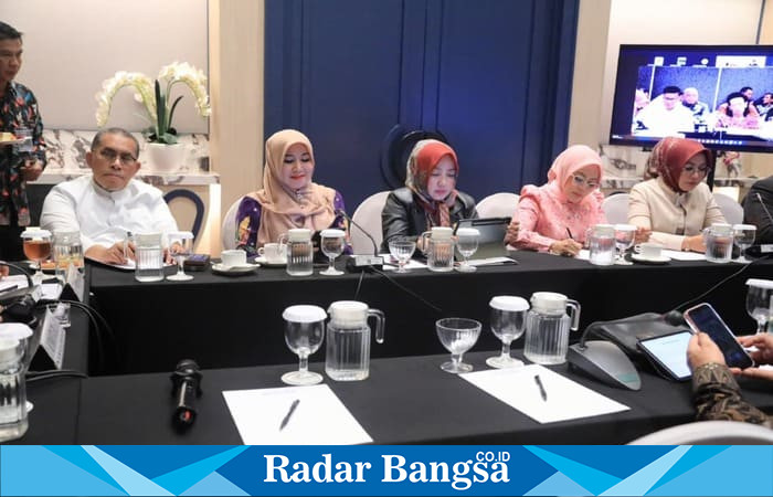 Anggota DPD RI Lia Istifhama (dua dari kanan) bersama sejumlah senator lainnya mengikuti rapat pembahasan rencana Peraturan Presiden (Foto Dok Ho/RadarBangsa.co.id)