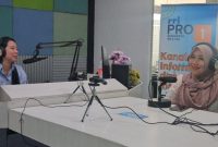Anggota DPD RI Lia Istifhama saat menjadi narasumber dalam dialog Surabaya Pagi di RRI Pro 1 Surabaya, membahas peran santri dalam membangun bangsa pada momentum Hari Santri Nasional 2025. (Foto Dok Ho/RadarBangsa.co.id)