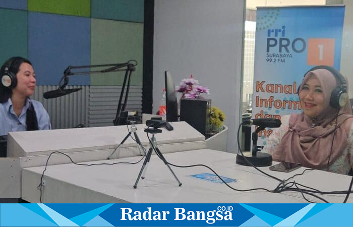 Anggota DPD RI Lia Istifhama saat menjadi narasumber dalam dialog Surabaya Pagi di RRI Pro 1 Surabaya, membahas peran santri dalam membangun bangsa pada momentum Hari Santri Nasional 2025. (Foto Dok Ho/RadarBangsa.co.id)