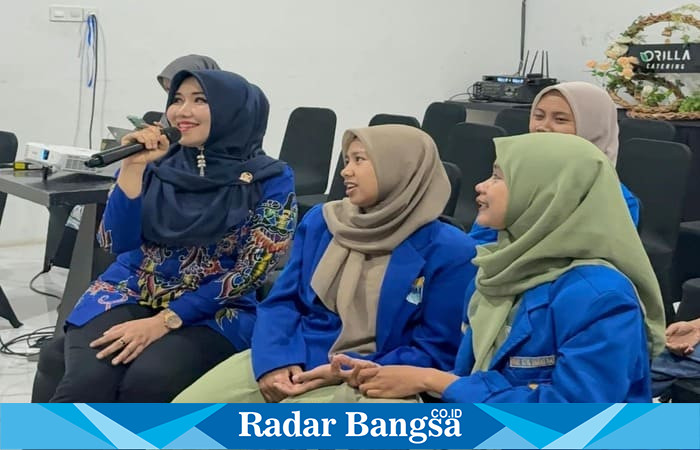 Lia Istifhama memaparkan pandangannya soal otonomi berkeadilan dalam forum diskusi refleksi Sumpah Pemuda dan Hari Santri 2025. (Foto Dok Ho/RadarBangsa.co.id)