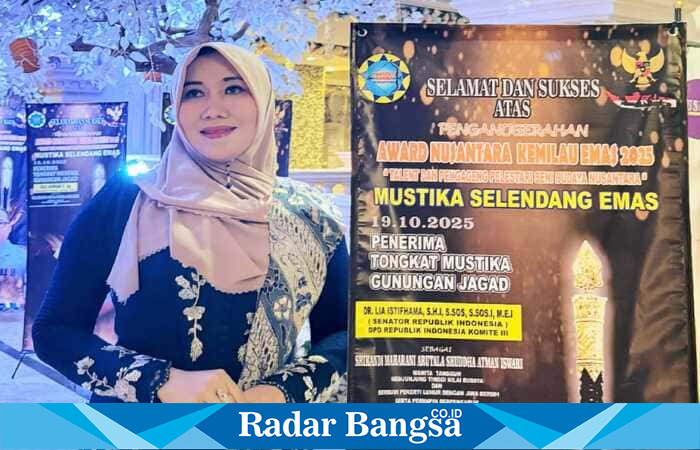 Senator DPD RI asal Jawa Timur, Dr. Lia Istifhama, menerima penghargaan Mustika Selendang Emas 2025 di Empire Palace Surabaya, Minggu (19/10/2025). (Foto Dok Ho/RadarBangsa.co.id)