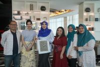 Senator Lia Istifhama bersama peserta workshop “Batik and Brew” di Surabaya, mendorong kreativitas batik ramah lingkungan dari ampas kopi dan limbah sprei hotel. (Foto Dok Ho/RadarBangsa.co.id)