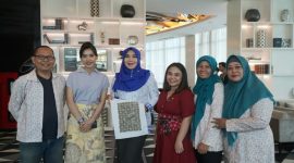 Senator Lia Istifhama bersama peserta workshop “Batik and Brew” di Surabaya, mendorong kreativitas batik ramah lingkungan dari ampas kopi dan limbah sprei hotel. (Foto Dok Ho/RadarBangsa.co.id)