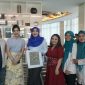 Senator Lia Istifhama bersama peserta workshop “Batik and Brew” di Surabaya, mendorong kreativitas batik ramah lingkungan dari ampas kopi dan limbah sprei hotel. (Foto Dok Ho/RadarBangsa.co.id)