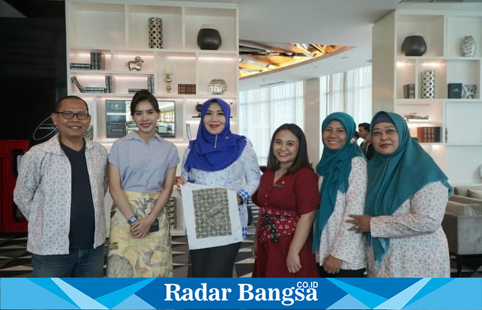 Senator Lia Istifhama bersama peserta workshop “Batik and Brew” di Surabaya, mendorong kreativitas batik ramah lingkungan dari ampas kopi dan limbah sprei hotel. (Foto Dok Ho/RadarBangsa.co.id)