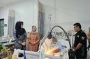 Senator DPD RI Lia Istifhama (berjilbab biru) saat menjenguk santri korban reruntuhan musala Ponpes Al-Khoziny yang tengah dirawat di RSUD R.T. Notopuro, Sidoarjo. (Foto Dok Ho/RadarBangsa.co.id)