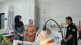 Senator DPD RI Lia Istifhama (berjilbab biru) saat menjenguk santri korban reruntuhan musala Ponpes Al-Khoziny yang tengah dirawat di RSUD R.T. Notopuro, Sidoarjo. (Foto Dok Ho/RadarBangsa.co.id)