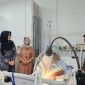 Senator DPD RI Lia Istifhama (berjilbab biru) saat menjenguk santri korban reruntuhan musala Ponpes Al-Khoziny yang tengah dirawat di RSUD R.T. Notopuro, Sidoarjo. (Foto Dok Ho/RadarBangsa.co.id)