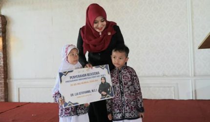 Senator Lia Istifhama Serahkan Bantuan PIP di Gresik, Dorong Sekolah Proaktif Fasilitasi Siswa