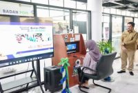Seorang warga mencoba layanan interaktif Si Pandu Aja di gerai Balai POM Jember yang berada di Mal Pelayanan Publik Banyuwangi (Foto Dok Ho/RadarBangsa.co.id)