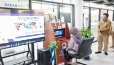 Seorang warga mencoba layanan interaktif Si Pandu Aja di gerai Balai POM Jember yang berada di Mal Pelayanan Publik Banyuwangi (Foto Dok Ho/RadarBangsa.co.id)