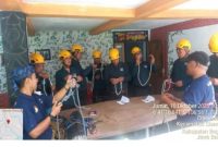 Para peserta pelatihan dalam sesi materi certical rescue (tali temali) bersama instruktur Jakarta Rescue, Jum’at (10/10/2025) (Foto Dok Ho/RadarBangsa.co.id)