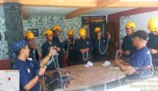 Para peserta pelatihan dalam sesi materi certical rescue (tali temali) bersama instruktur Jakarta Rescue, Jum’at (10/10/2025) (Foto Dok Ho/RadarBangsa.co.id)