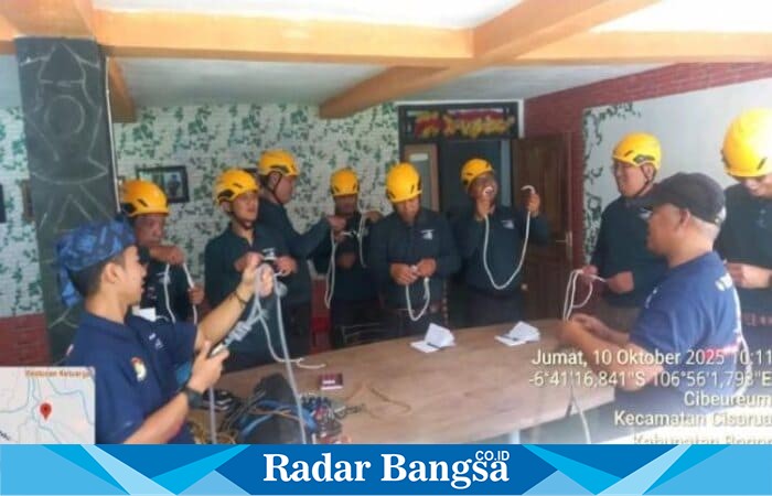 Para peserta pelatihan dalam sesi materi certical rescue (tali temali) bersama instruktur Jakarta Rescue, Jum’at (10/10/2025) (Foto Dok Ho/RadarBangsa.co.id)