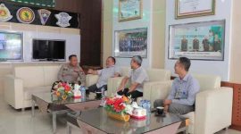 Kapolres Lamongan AKBP Agus Dwi Suryanto menerima kunjungan silaturahmi Direktur RS Muhammadiyah Lamongan Dr. M. Asro Abdih Y. di Mapolres Lamongan, Selasa (14/10). (Foto Dok Ho/RadarBangsa.co.id)