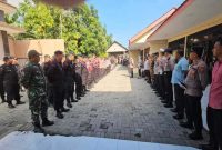 Suasana apel pengamanan eksekusi perkara perdata Nomor 3/Pdt.Eks/2024/PN.Lmg di halaman Mapolsek Tikung, Lamongan. (Dok Foto/RadarBangsa.co.id)