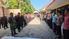 Suasana apel pengamanan eksekusi perkara perdata Nomor 3/Pdt.Eks/2024/PN.Lmg di halaman Mapolsek Tikung, Lamongan. (Dok Foto/RadarBangsa.co.id)