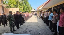 Suasana apel pengamanan eksekusi perkara perdata Nomor 3/Pdt.Eks/2024/PN.Lmg di halaman Mapolsek Tikung, Lamongan. (Dok Foto/RadarBangsa.co.id)