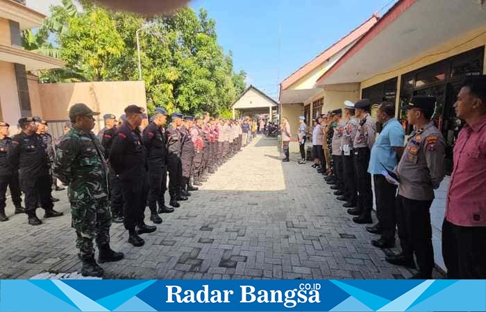 Suasana apel pengamanan eksekusi perkara perdata Nomor 3/Pdt.Eks/2024/PN.Lmg di halaman Mapolsek Tikung, Lamongan. (Dok Foto/RadarBangsa.co.id)