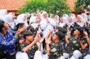 Gubernur Khofifah berfoto bersama siswa SMAN 1 Pandaan, menegaskan semangat persiapan TKA yang maksimal (Foto Dok Ho/RadarBangsa.co.id)