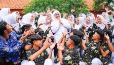 Gubernur Khofifah berfoto bersama siswa SMAN 1 Pandaan, menegaskan semangat persiapan TKA yang maksimal (Foto Dok Ho/RadarBangsa.co.id)