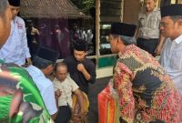 Bupati Bangkalan Lukman Hakim saat menyapa keluarga almarhum santri Maulana Alfan Ibrahimavic di rumah duka, Desa Lomaer, Kecamatan Blega, Kamis (2/10/2025). (Foto Dok Ho/RadarBangsa.co.id)