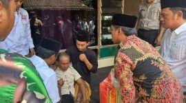 Bupati Bangkalan Lukman Hakim saat menyapa keluarga almarhum santri Maulana Alfan Ibrahimavic di rumah duka, Desa Lomaer, Kecamatan Blega, Kamis (2/10/2025). (Foto Dok Ho/RadarBangsa.co.id)