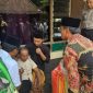 Bupati Bangkalan Lukman Hakim saat menyapa keluarga almarhum santri Maulana Alfan Ibrahimavic di rumah duka, Desa Lomaer, Kecamatan Blega, Kamis (2/10/2025). (Foto Dok Ho/RadarBangsa.co.id)