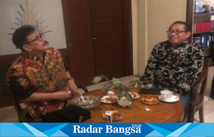 Ketua Umum SMSI, Firdaus, berdiskusi dengan Prof. Dr. Henri Subiakto, S.H., M.Si., Guru Besar Universitas Airlangga dan pakar komunikasi politik, dalam Dialog Nasional “Media Baru vs UU ITE” untuk membahas kebebasan pers dan tantangan media digital. (Foto Dok Ho/RadarBangsa.co.id)