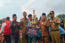 Wakil Bupati Bangkalan Moh. Fauzan Ja’far bersama jajaran pemerintah daerah menyerahkan trofi juara kepada tim Kecamatan Arosbaya pada penutupan Turnamen Sepak Bola Bupati Cup U-12 di Alun-alun Bangkalan, Senin (6/10/2025). (Foto Dok Ho/RadarBangsa.co.id)