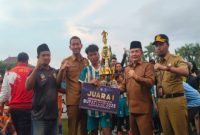 Wakil Bupati Bangkalan Moh. Fauzan Ja’far bersama jajaran pemerintah daerah menyerahkan trofi juara kepada tim Kecamatan Arosbaya pada penutupan Turnamen Sepak Bola Bupati Cup U-12 di Alun-alun Bangkalan, Senin (6/10/2025). (Foto Dok Ho/RadarBangsa.co.id)
