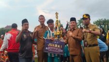 Wakil Bupati Bangkalan Moh. Fauzan Ja’far bersama jajaran pemerintah daerah menyerahkan trofi juara kepada tim Kecamatan Arosbaya pada penutupan Turnamen Sepak Bola Bupati Cup U-12 di Alun-alun Bangkalan, Senin (6/10/2025). (Foto Dok Ho/RadarBangsa.co.id)