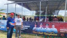 Kepala Dinas Perhubungan Kabupaten Bangkalan, Akhmad Roniyun Hamid, saat membuka Festival dan Lomba Burung Berkicau Piala Bupati Bangkalan di Gantangan Barbara, Minggu (12/10/2025).  (Foto Dok Ho/RadarBangsa.co.id)