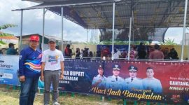 Kepala Dinas Perhubungan Kabupaten Bangkalan, Akhmad Roniyun Hamid, saat membuka Festival dan Lomba Burung Berkicau Piala Bupati Bangkalan di Gantangan Barbara, Minggu (12/10/2025).  (Foto Dok Ho/RadarBangsa.co.id)