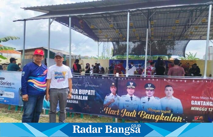 Kepala Dinas Perhubungan Kabupaten Bangkalan, Akhmad Roniyun Hamid, saat membuka Festival dan Lomba Burung Berkicau Piala Bupati Bangkalan di Gantangan Barbara, Minggu (12/10/2025).  (Foto Dok Ho/RadarBangsa.co.id)