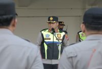 Kapolres Lamongan AKBP Agus Dwi Suryanto, S.I.K., M.H. memimpin apel pengamanan pertandingan Liga 2 Pegadaian Championship 2025/2026 antara Persela Lamongan melawan Persipura Jayapura di Stadion Surajaya Lamongan, Senin (6/10/2025). (Foto Dok Ho/RadarBangsa.co.id)