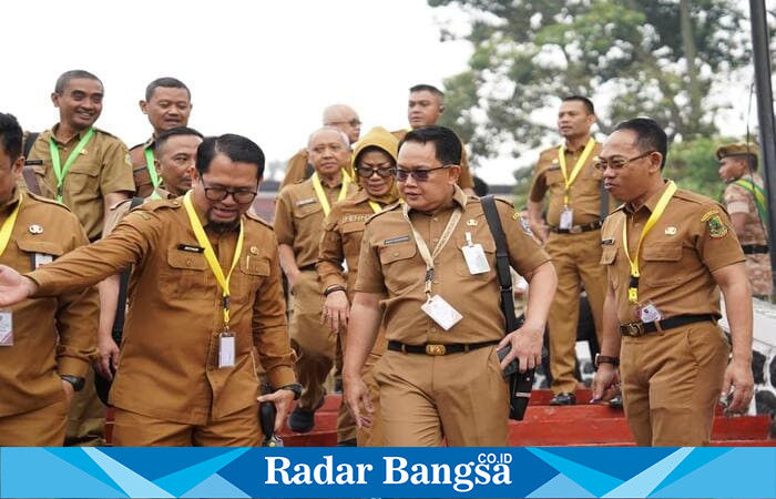Sekdaprov Jawa Timur Adhy Karyono (tengah) saat menghadiri Rapat Koordinasi Sekda dan Kepala Bappeda se-Indonesia di Kampus IPDN Jatinangor, Sumedang, Jawa Barat, Selasa (28/10/2025). ( Foto Dok Ho/RadarBangsa.co.id)