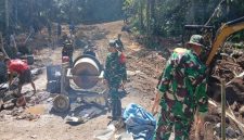 Kolonel Inf Nyarman, Dandim 1606/Mataram, meninjau lokasi TMMD ke-126 di Lombok Barat, memastikan pembangunan jalan dan Pompa Hidram berjalan sesuai target, Jumat (24/10/2025). (Foto Dok Ho/RadarBangsa.co.id)