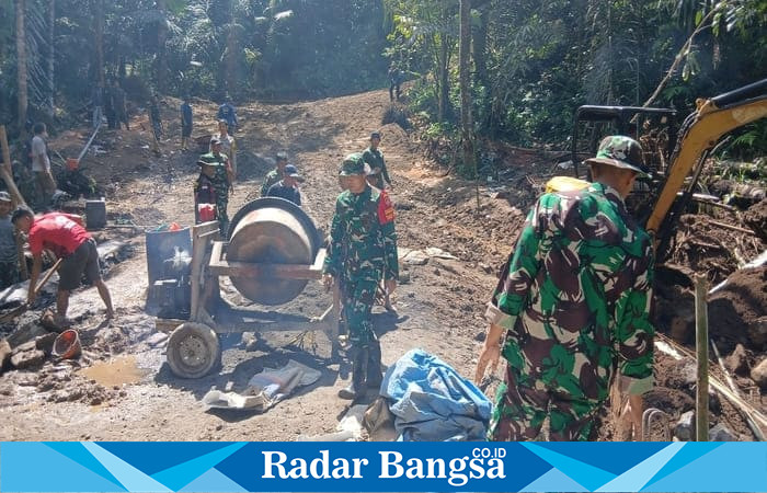 Kolonel Inf Nyarman, Dandim 1606/Mataram, meninjau lokasi TMMD ke-126 di Lombok Barat, memastikan pembangunan jalan dan Pompa Hidram berjalan sesuai target, Jumat (24/10/2025). (Foto Dok Ho/RadarBangsa.co.id)