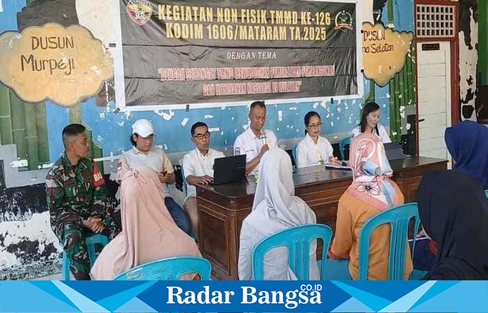 Personel Kodim 1606 Mataram bersama petugas DP2KBP3A Lombok Barat memberikan layanan KB dan penyuluhan kesehatan gratis bagi warga Desa Dasan Geria, Kecamatan Lingsar, dalam rangka program TMMD ke-126. (Foto Dok Ho/RadarBangsa.co.id)
